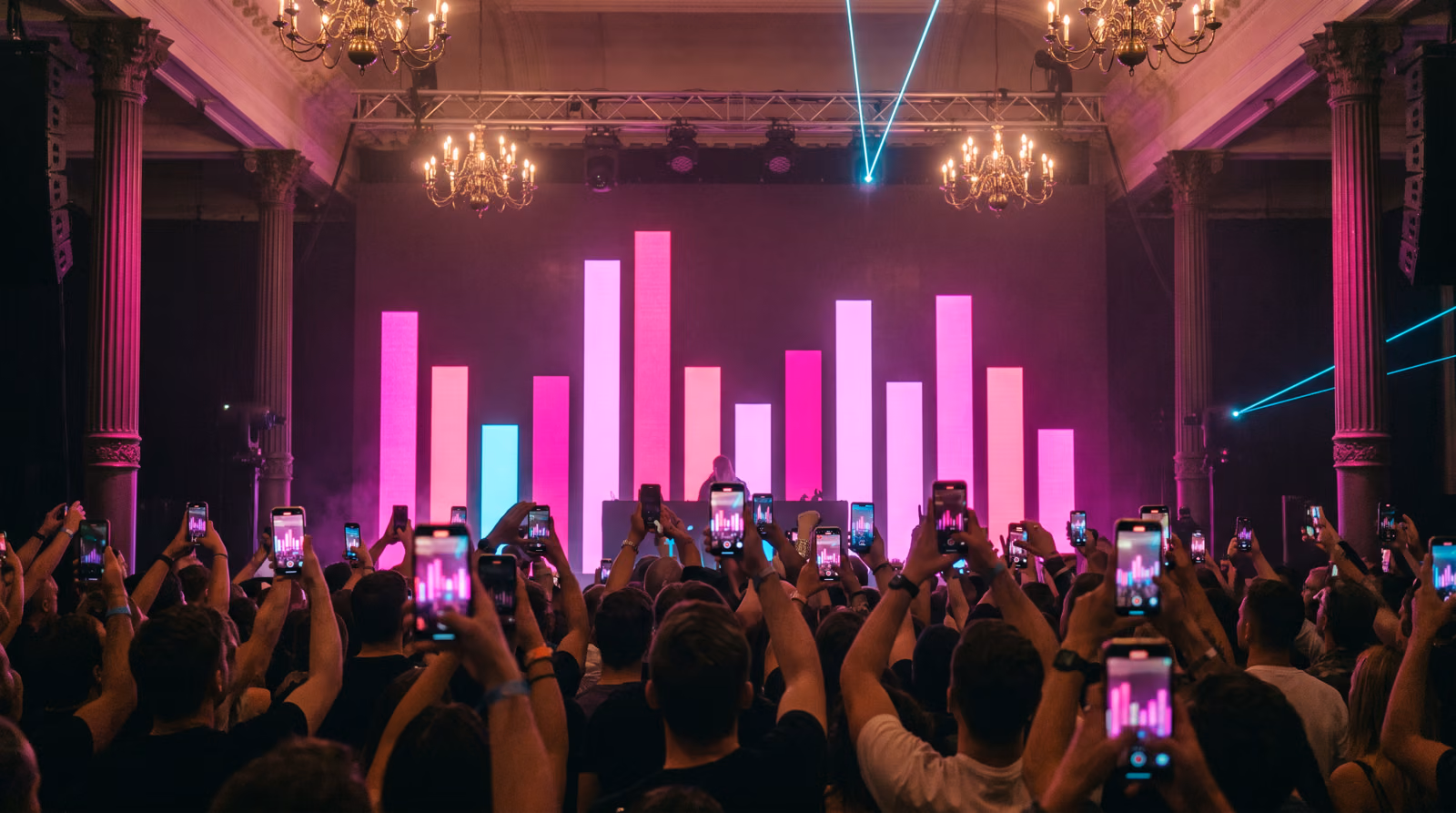 Hunderte Hände mit Handys in der Luft, auf der LED-Wand laufen die Balken der Abstimmung. KI-Visualisierung des geplanten Abends. Basis: echtes Foto der Flora Köln.